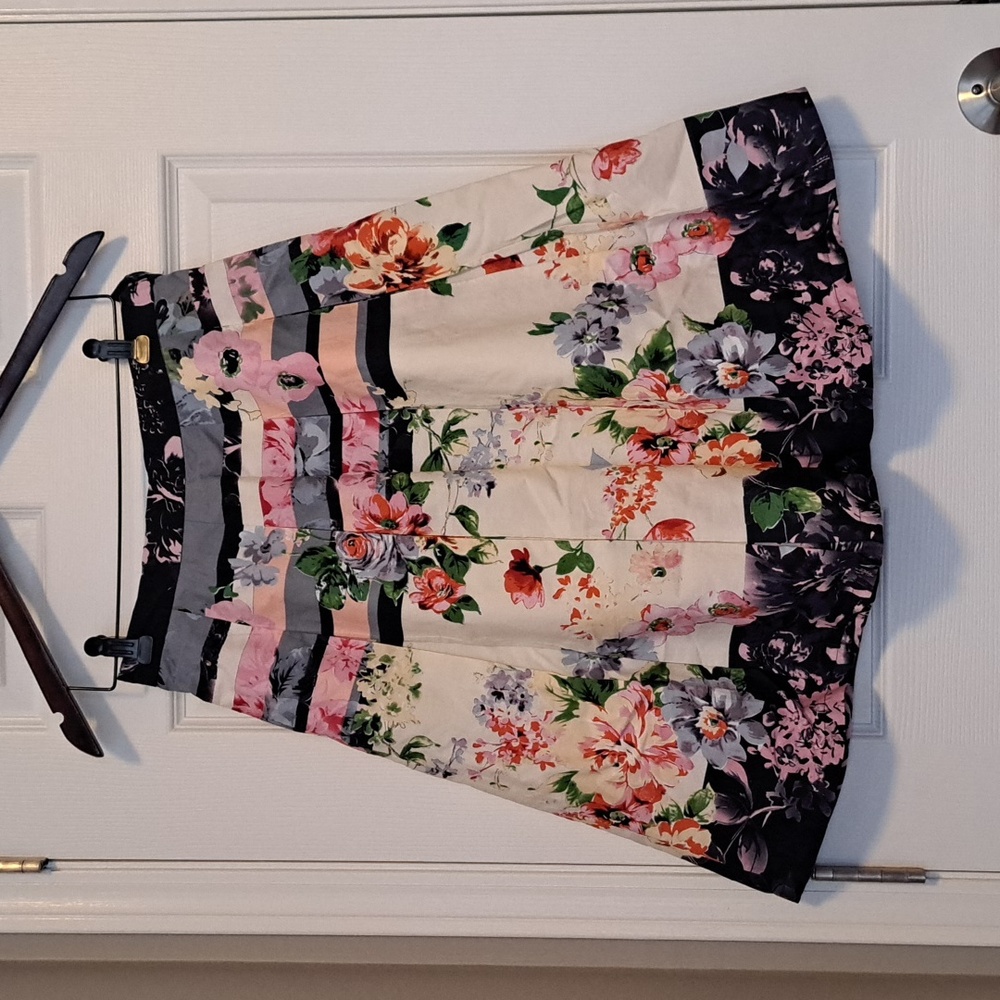MARIO SERRANI Italy - Floral Skirt Size 4